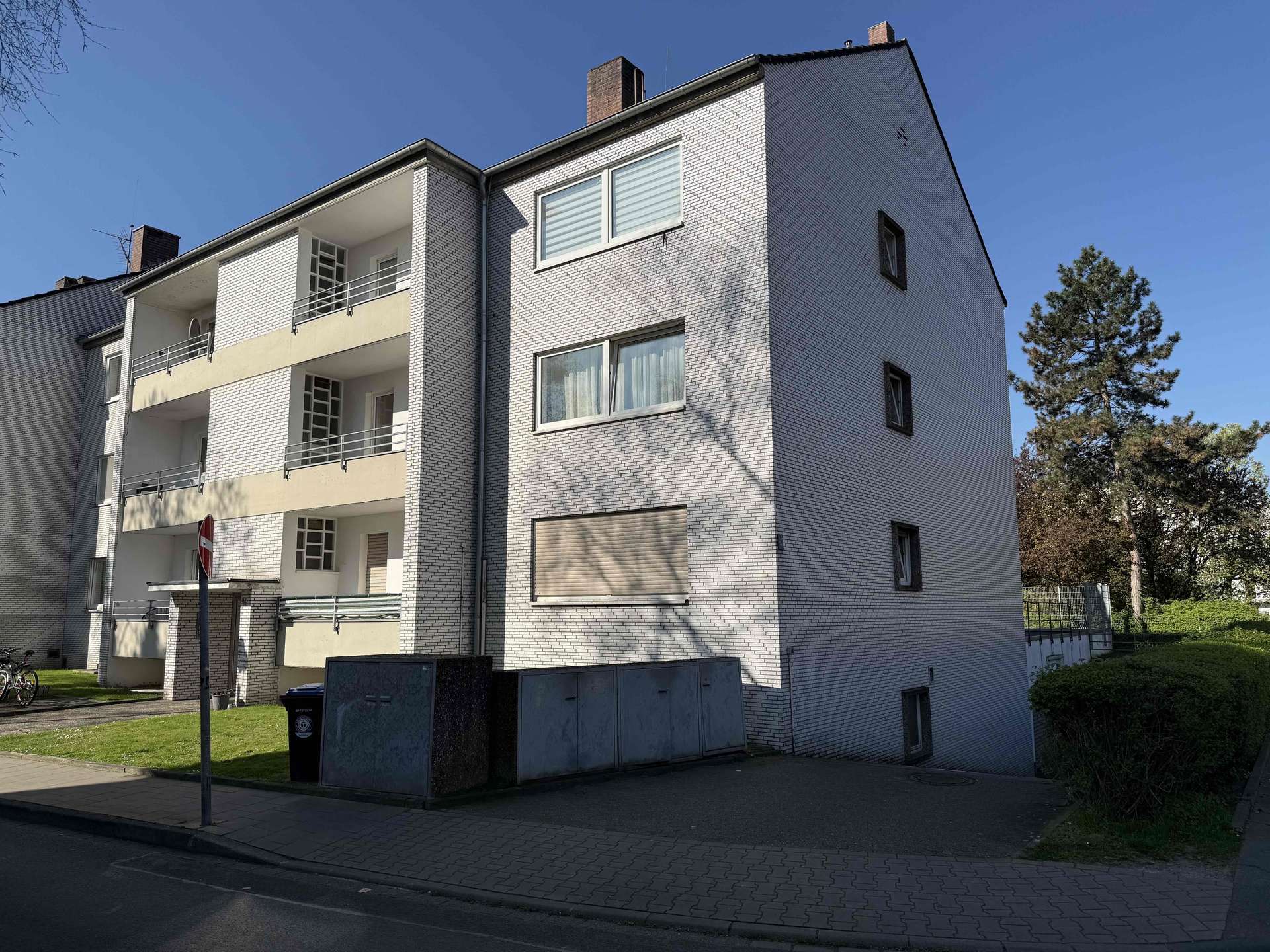 TOPPREIS FÜR ANLERGER! Vermietete 3-Zi-Wohnung inkl. Tiefgarage mit Entwicklungspotenzial, 40589 Düsseldorf, Dachgeschosswohnung