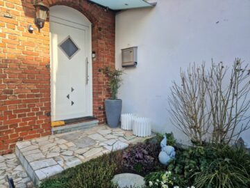 Fachwerkhaus mit Wohlfühlfaktor! Gemütliches Eigenheim mit kleinem Garten in Gerresheim - Hauseingang
