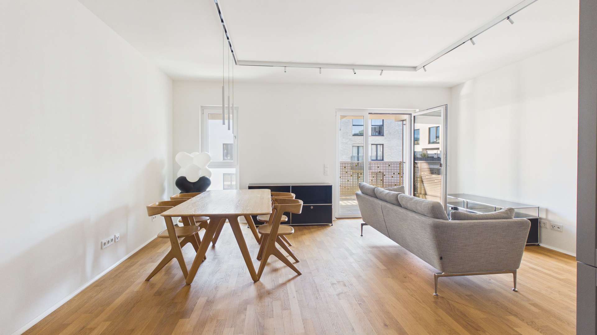 GRAFENTAL DELUXE! Exklusive 2-Raum-Wohnung mit Balkon und Designermöbeln plus Tiefgarage, 40235 Düsseldorf, Wohnung